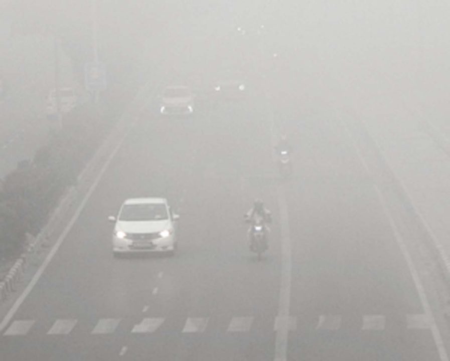 Delhi Weather: घने कोहरे के कारण दिल्ली यातायात पुलिस की यात्रियों से सावधानी बरतने का आग्रह