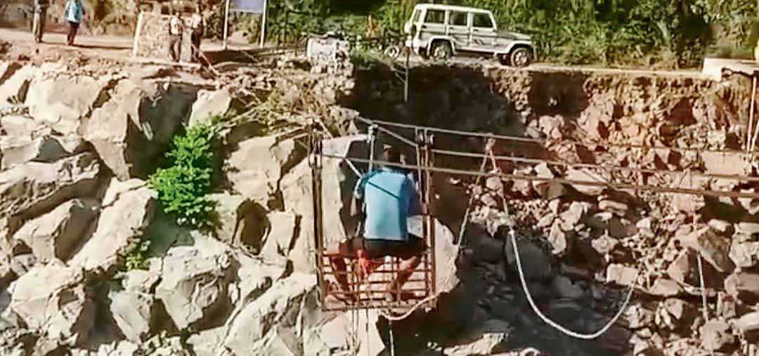 स्थानीय लोगों ने मंडी के कुं का तार में पुल निर्माण की मांग की है