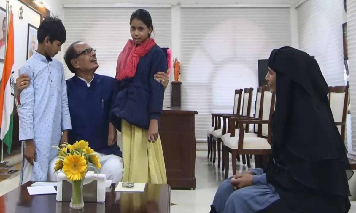 BJP को वोट देने पर प्रताड़ित की गई मुस्लिम महिला ने MP के CM शिवराज सिंह चौहान से मुलाकात की