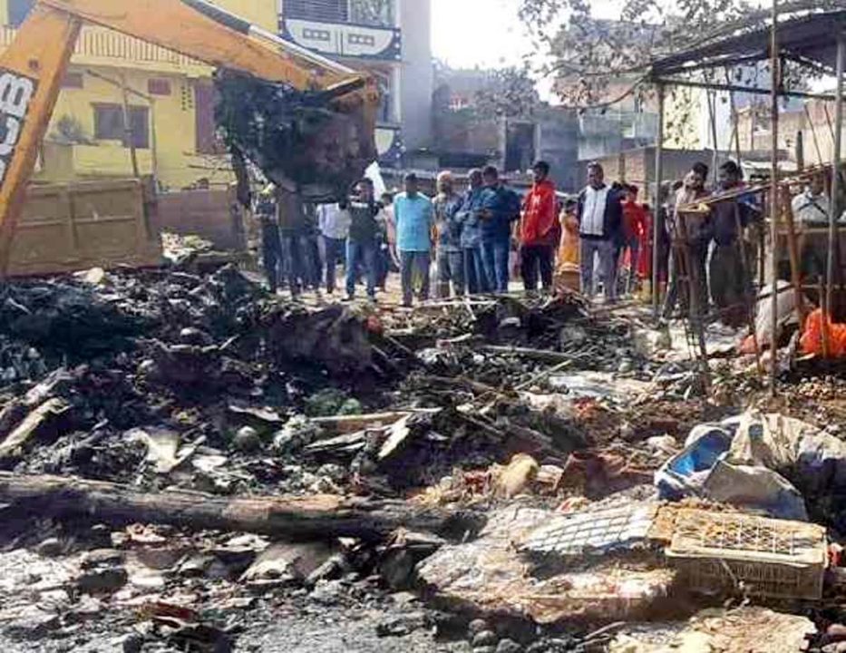 अल्पसंख्यक आयोग की टीम डेली मार्केट में अगलगी का जायजा और निरीक्षण करने पहुंची