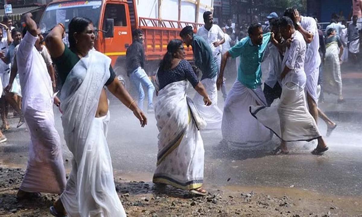 Kerala: राजधानी में विरोध प्रदर्शन के दौरान कांग्रेस कार्यकर्ताओं और पुलिस के बीच तीखी झड़प हुई
