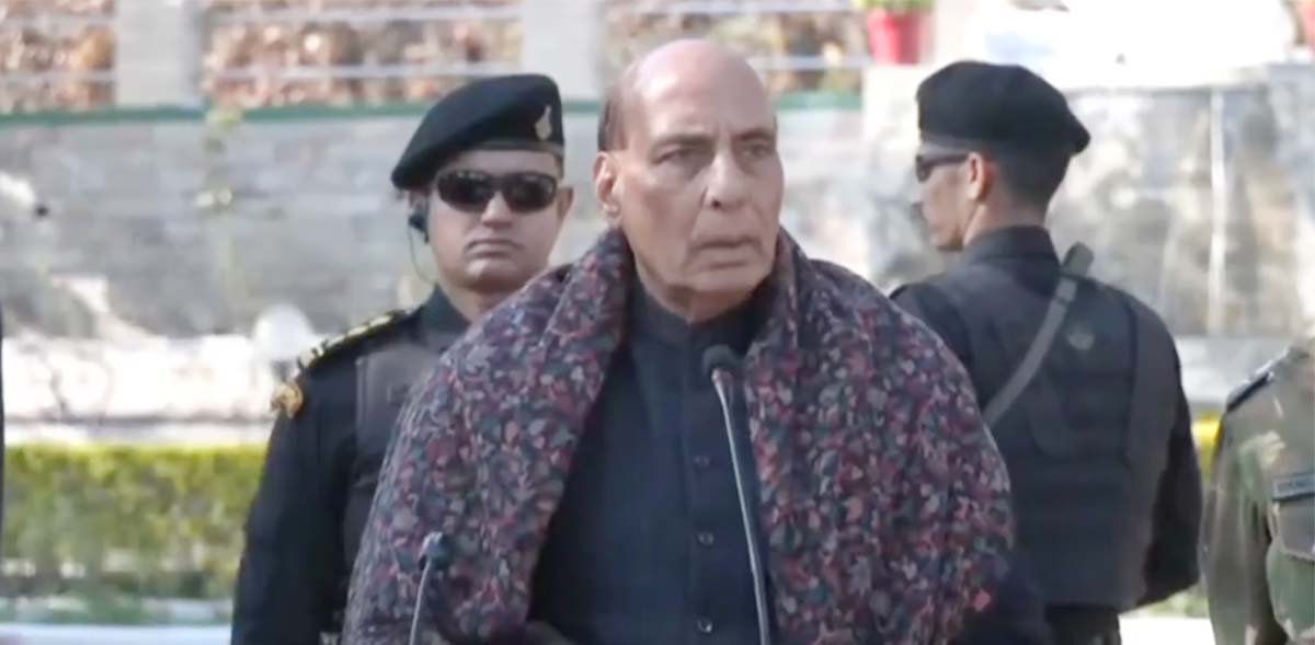 जम्मू में रक्षा मंत्री राजनाथ सिंह, पुंछ में मारे गए तीन नागरिकों के परिवारों से की मुलाकात