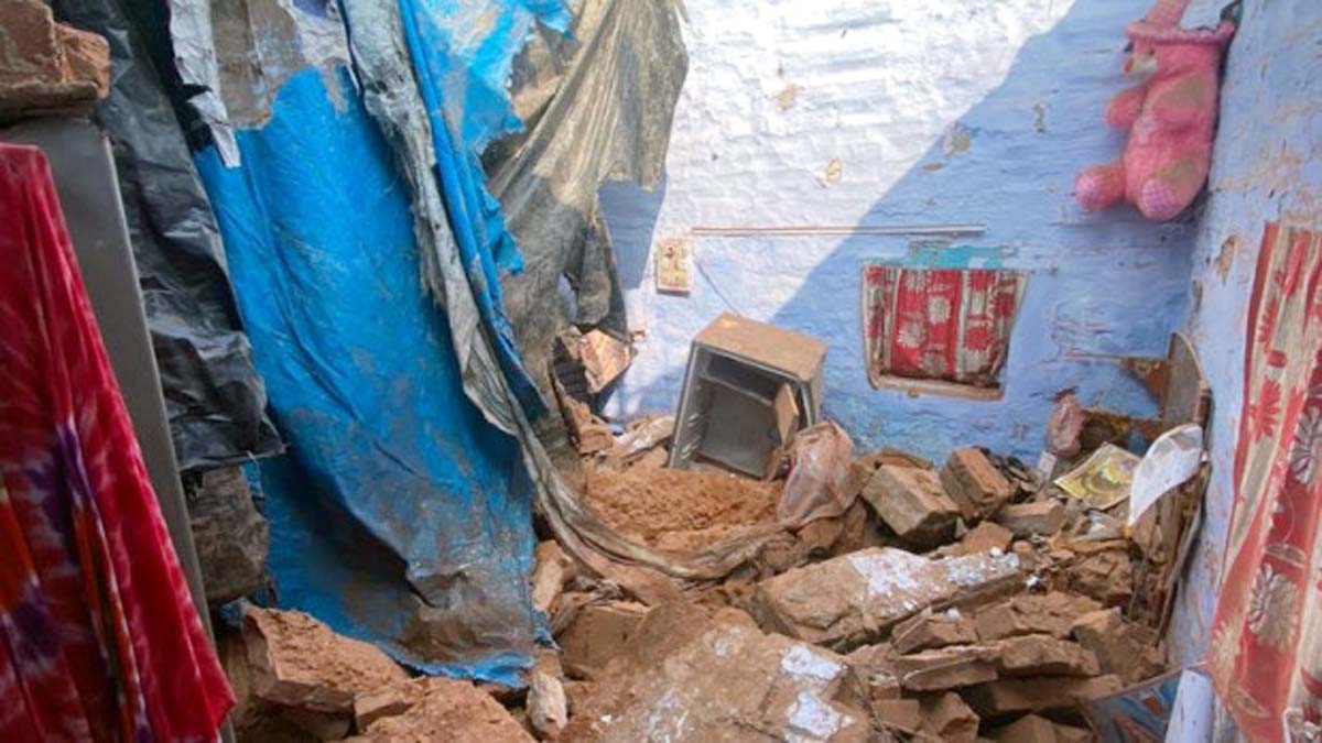 मकान की छत भरभराकर गिरी