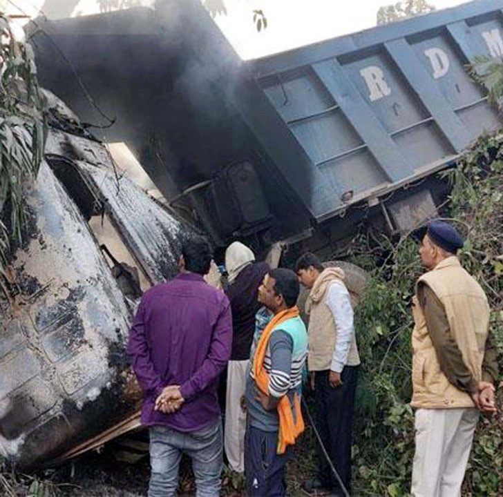 दो हाइवा की सीधी टक्कर, जलकर एक चालक की मौत