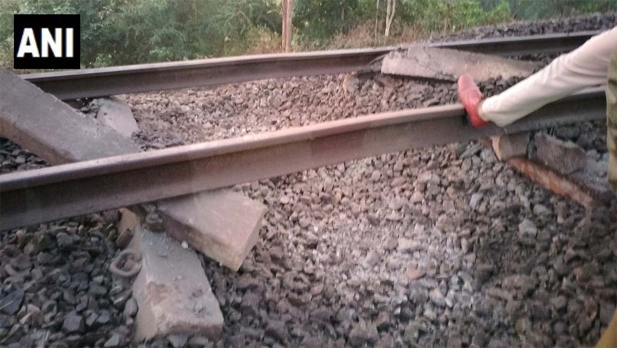 रेलवे ट्रैक को नक्सलियों ने उड़ाया, पूरी तरह से क्षतिग्रस्त होने के कारण आवाजाही ठप