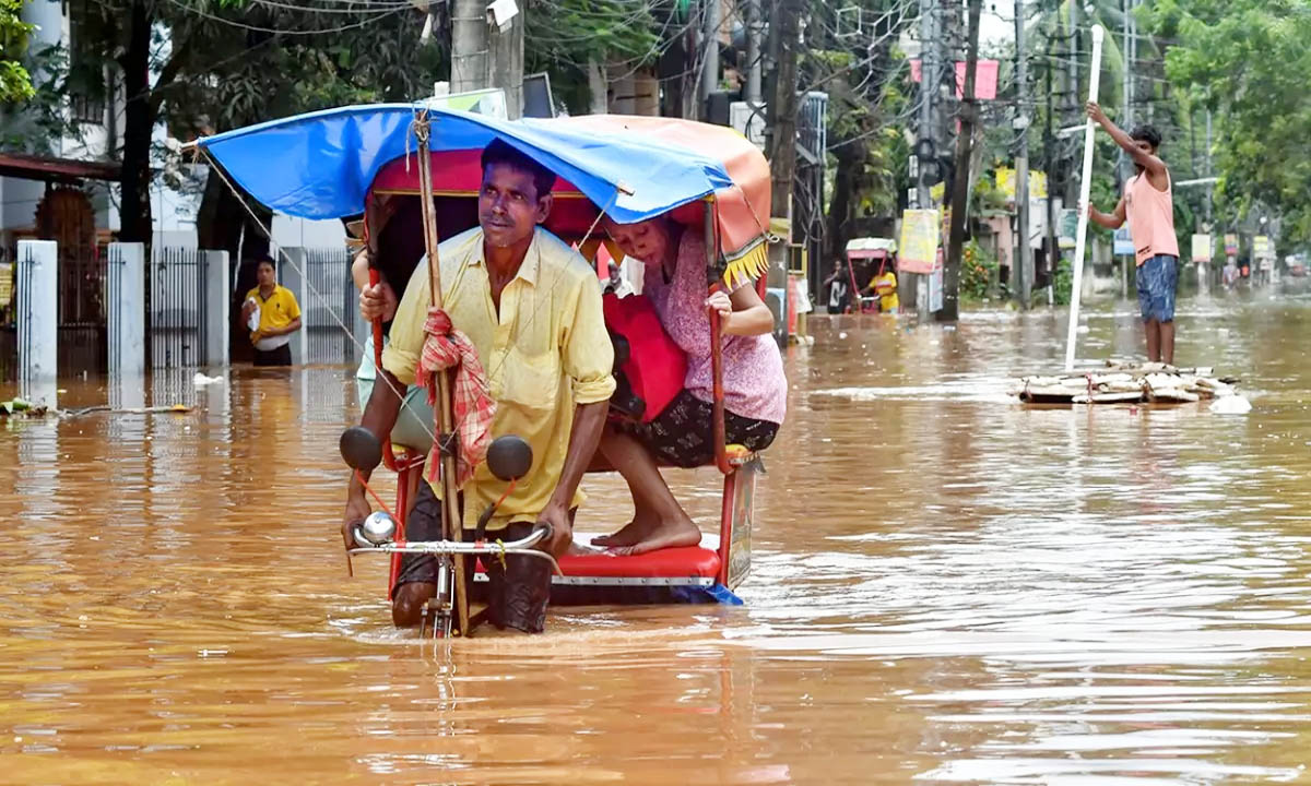 गुजरात के कुछ हिस्सों में बेमौसम बारिश भरूच शहर में जलभराव