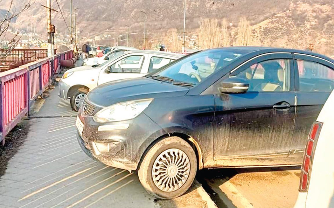 Jammu and Kashmir: बारामूला में प्रतिष्ठित पुल एक सुंदर स्थान से भीड़भाड़ वाले पार्किंग स्थल में बदल गया