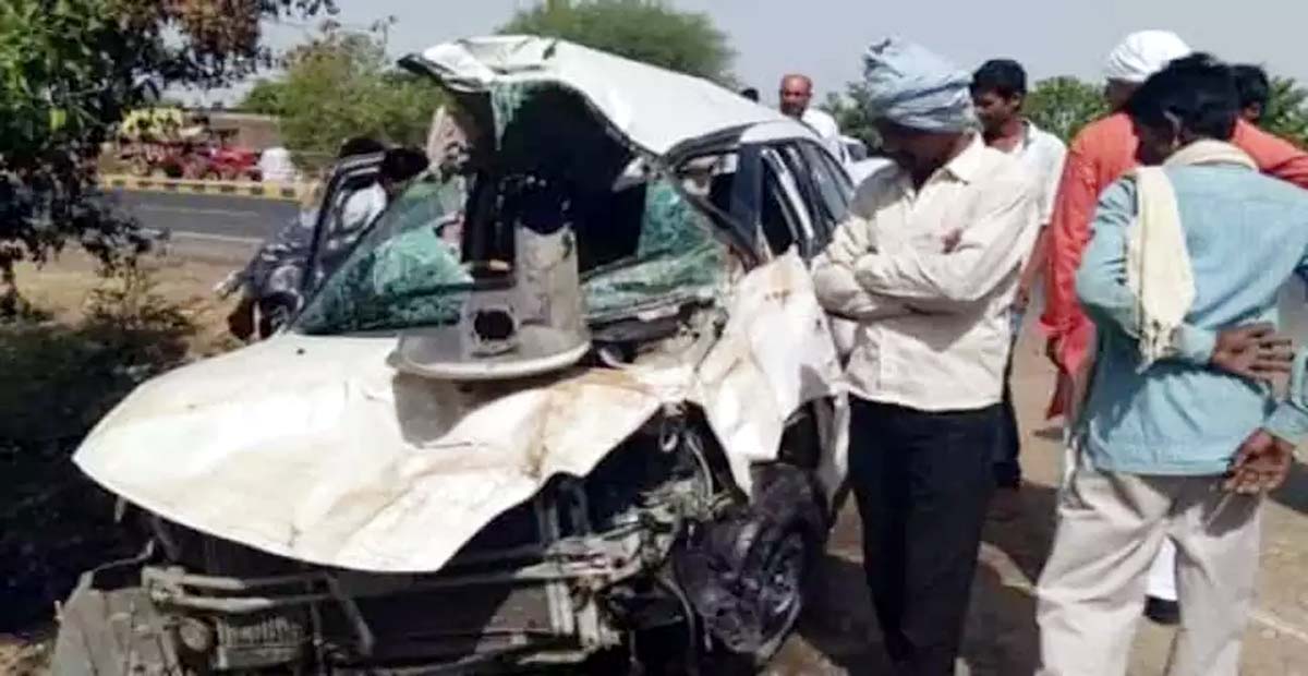 सेना के ट्रक से टकराई कार