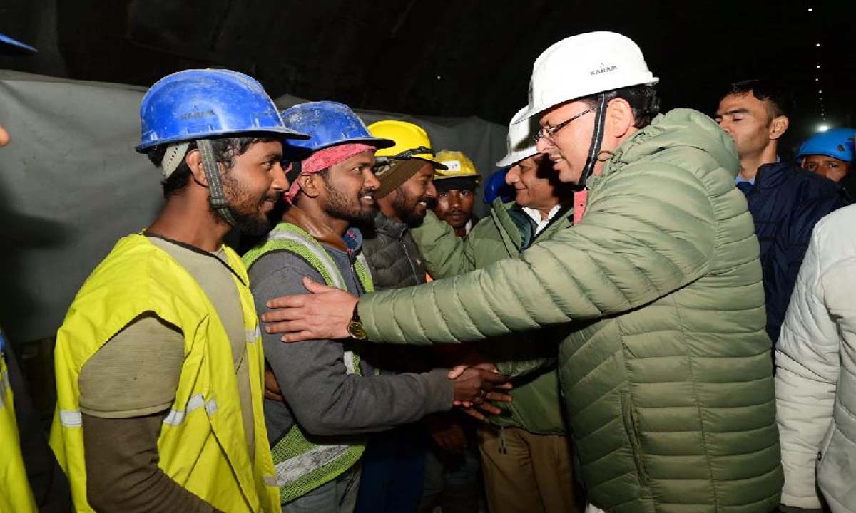 Uttarkashi tunnel rescue: चूहे के छेद से बचाने वालों ने 'मामूली' इनाम रोक दिया