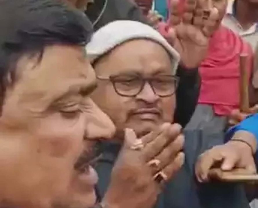 विधायक का कारनामा कैमरे में कैद, भीड़ के बीच सड़क पर जड़ दिया थप्पड़