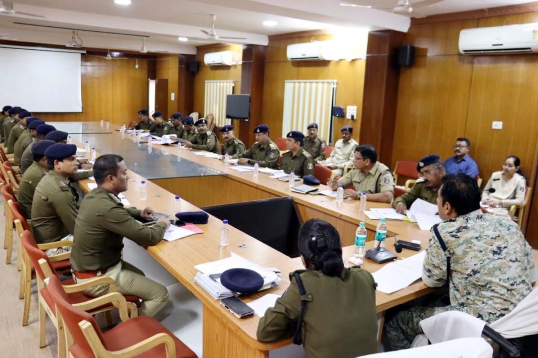 पुलिस अधीक्षक राजनांदगांव मोहित गर्ग द्वारा क्राईम मीटिंग लेकर की लंबित मामलों की समीक्षा