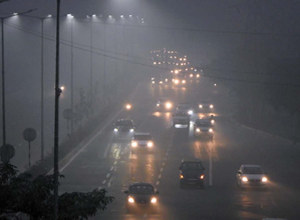 Delhi Weather: कोहरे की चपेट में दिल्ली, कम विजिबिलिटी ने बढ़ाई लोगों की परेशानी