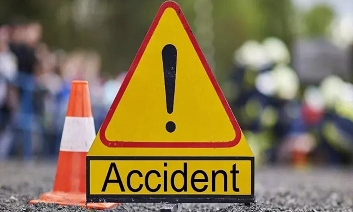 ट्रक ने लोडर वाहन को मारी टक्कर , 4 की मौत, 12 घायल