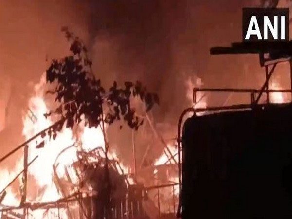 Uttar Pradesh : लखनऊ के पास स्क्रैप मार्केट में भीषण आग लग गई