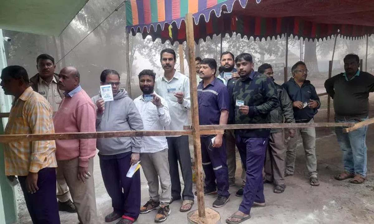 Kothagudem: SCCL ट्रेड यूनियन चुनाव के लिए मतदान सुचारू रूप से चल रहा दोपहर एक बजे तक 67.42 प्रतिशत वोट पड़े