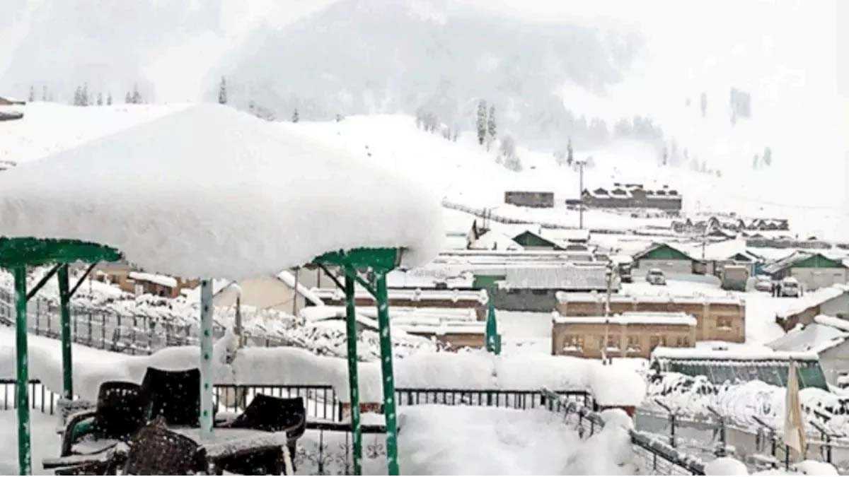 कश्मीर के तापमान में गिरावट से सर्दी बढ़ी