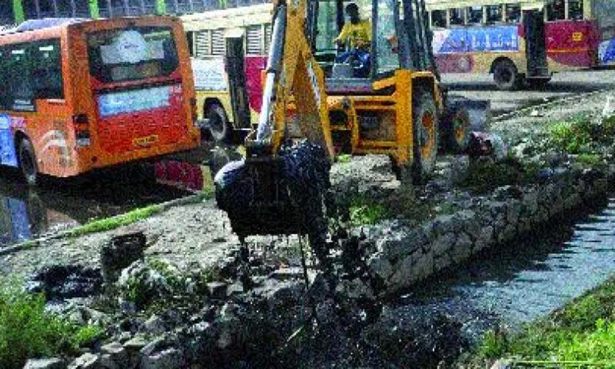 विजाग मेयर ने शहर के निचले इलाकों का निरीक्षण किया