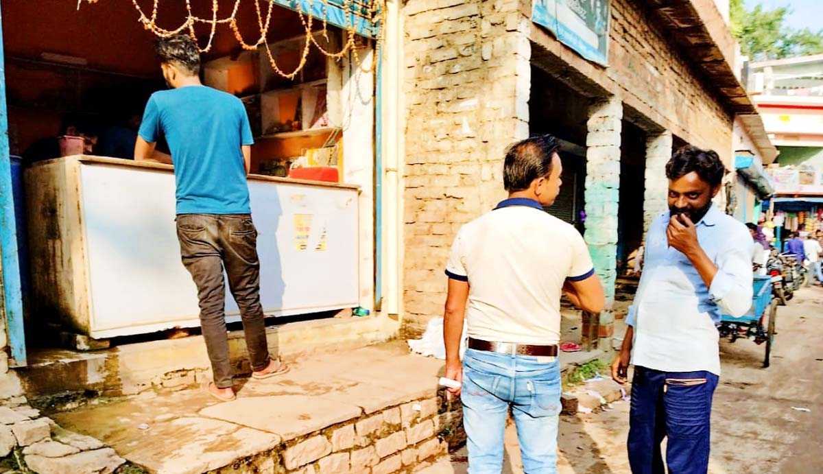 सरकारी भांग की दुकान पर बेचा जा रहा अवध गंजा,