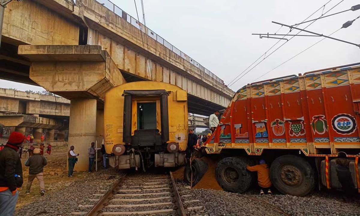मुर्शिदाबाद ट्रेन फरक्का में लोडेड ट्रक से टकरा गई, उत्तर और दक्षिण बंगाल के बीच ट्रेन सेवाएं प्रभावित हुईं
