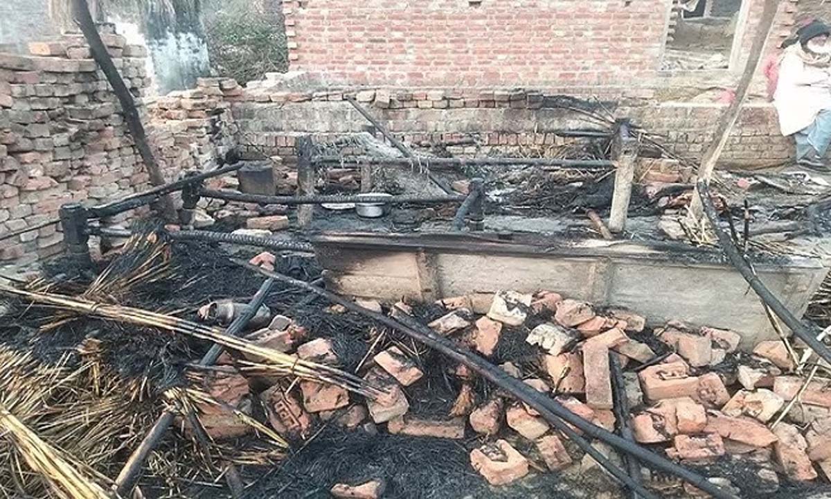 झोपड़ी में लगी आग, 3 बच्चों की मौत, झुलसे पिता