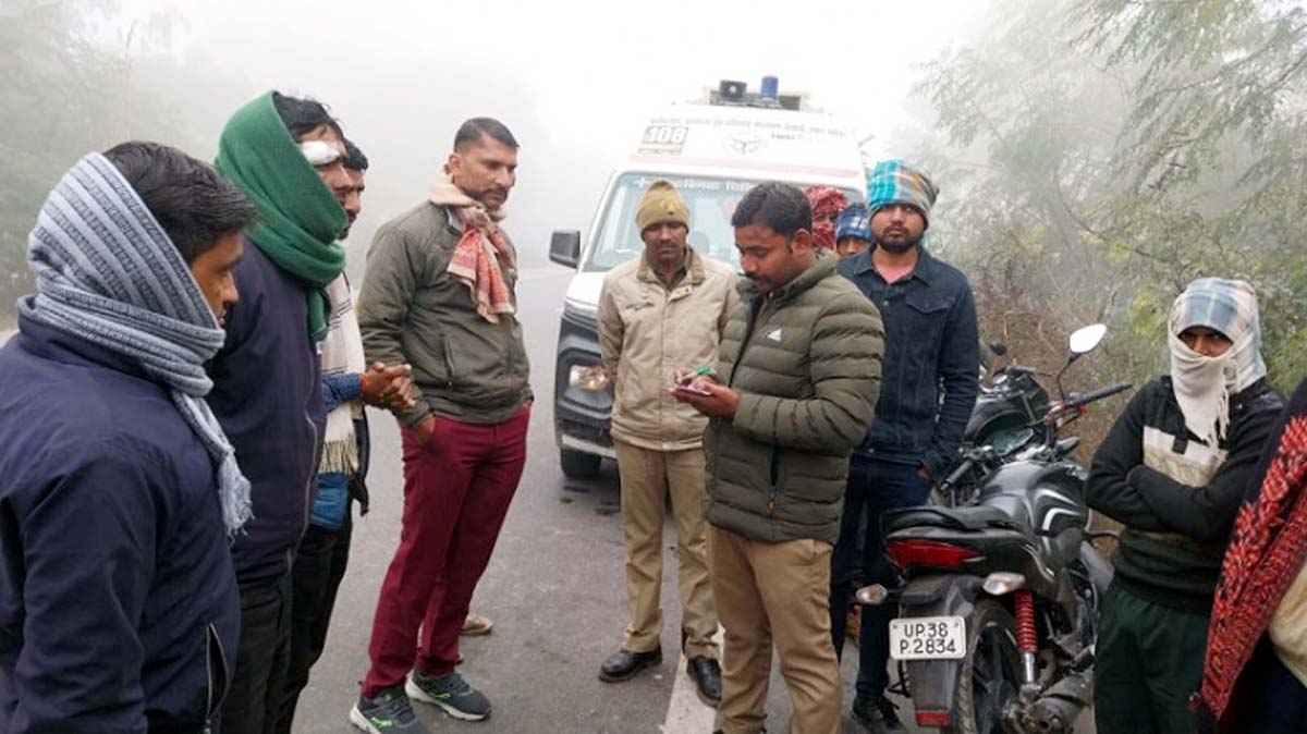 गन्ना लदी ट्रैक्टर ट्राली से टकराई एम्बुलेंस