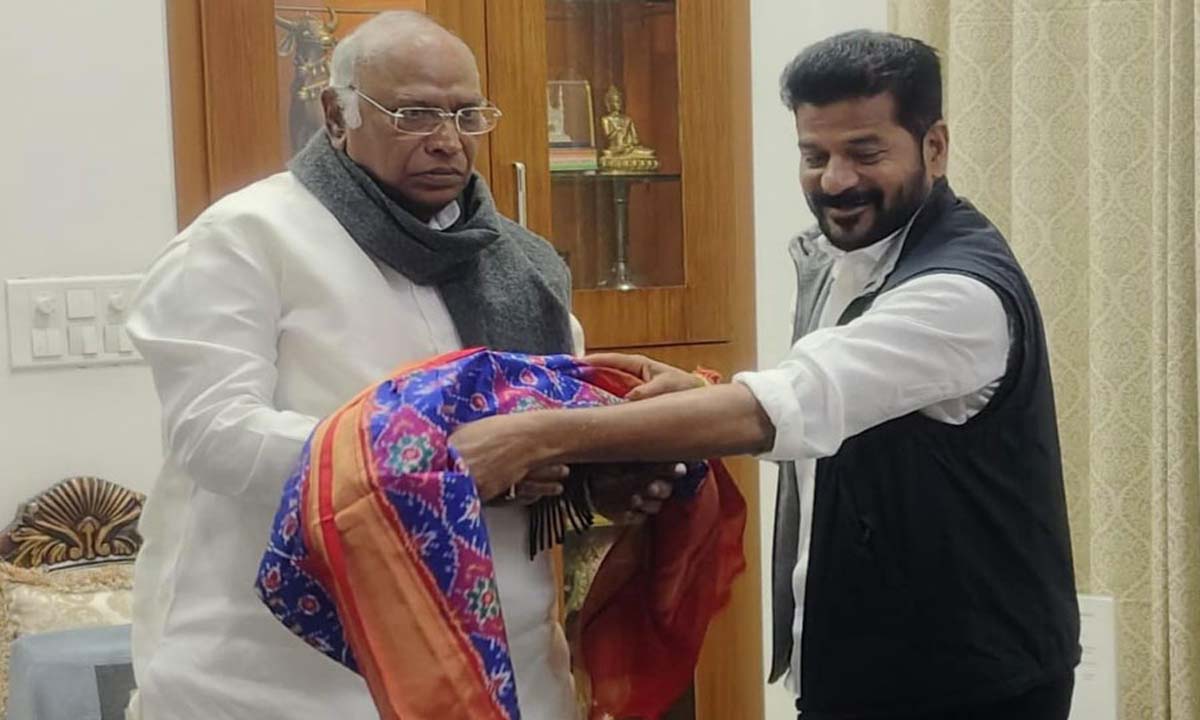 तेलंगाना के नवनिर्वाचित मुख्यमंत्री रेवंत रेड्डी ने कांग्रेस अध्यक्ष मल्लिकार्जुन खड़गे से मुलाकात