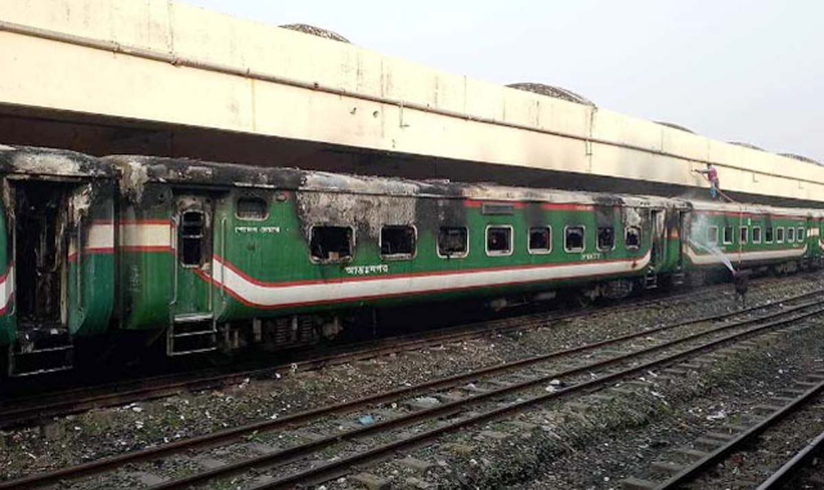 बंगलादेश में उपद्रवियों ने ट्रेन के काेच में आग लगाई चार लोगों की मौत