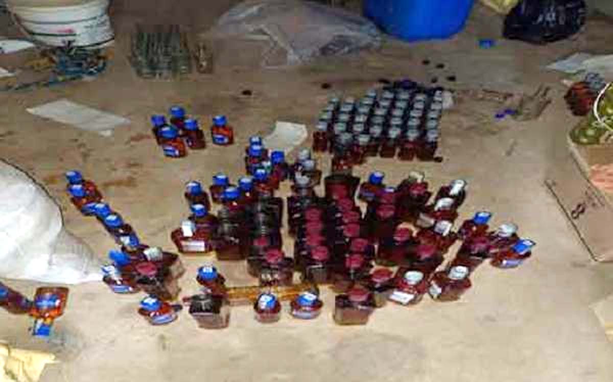 शराब बनाने के धंधे का भंडाफोड़, केमिकल से बना रहा था नकली शराब