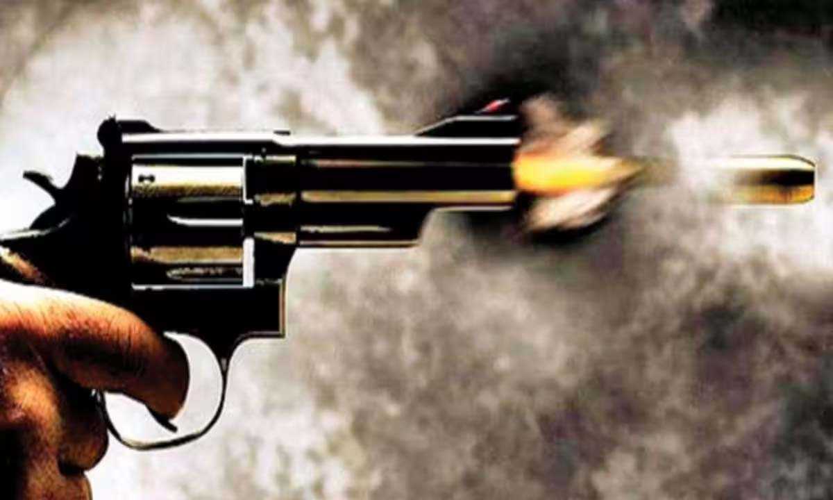 हत्या आरोपी भागने की कोशिश के दौरान पुलिस ने चलाई गोली