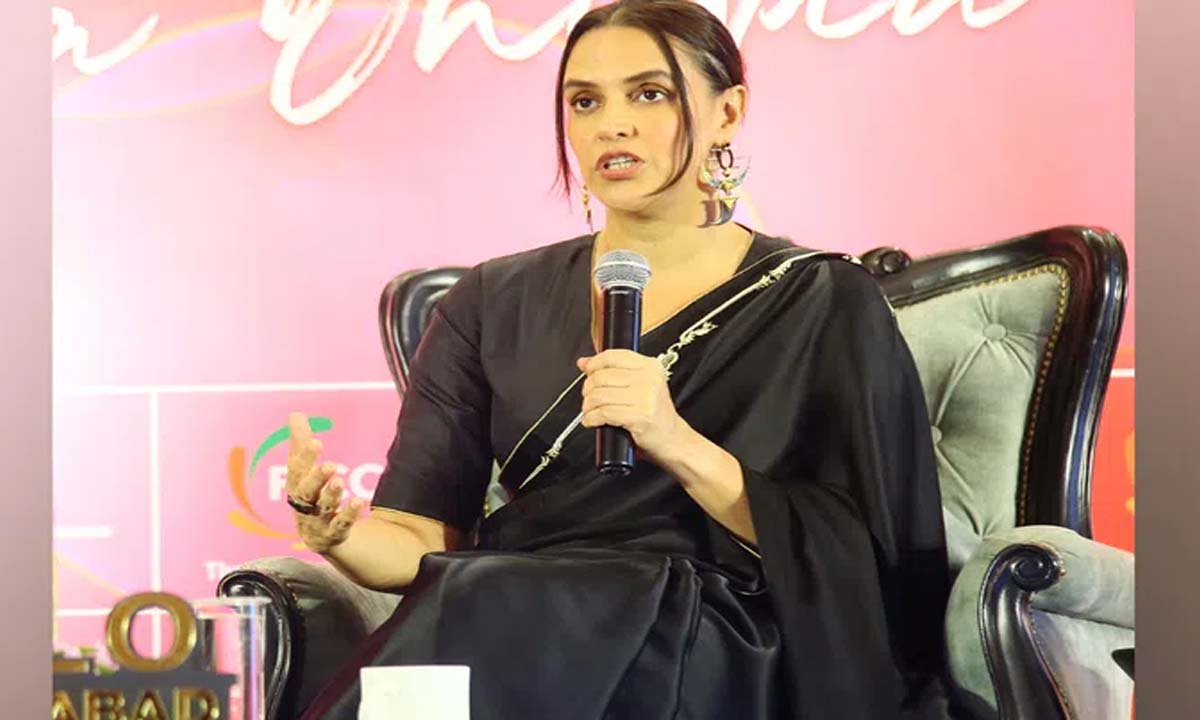 नेहा धूपिया ने हैदराबाद में YFLO सत्र में भाग लिया