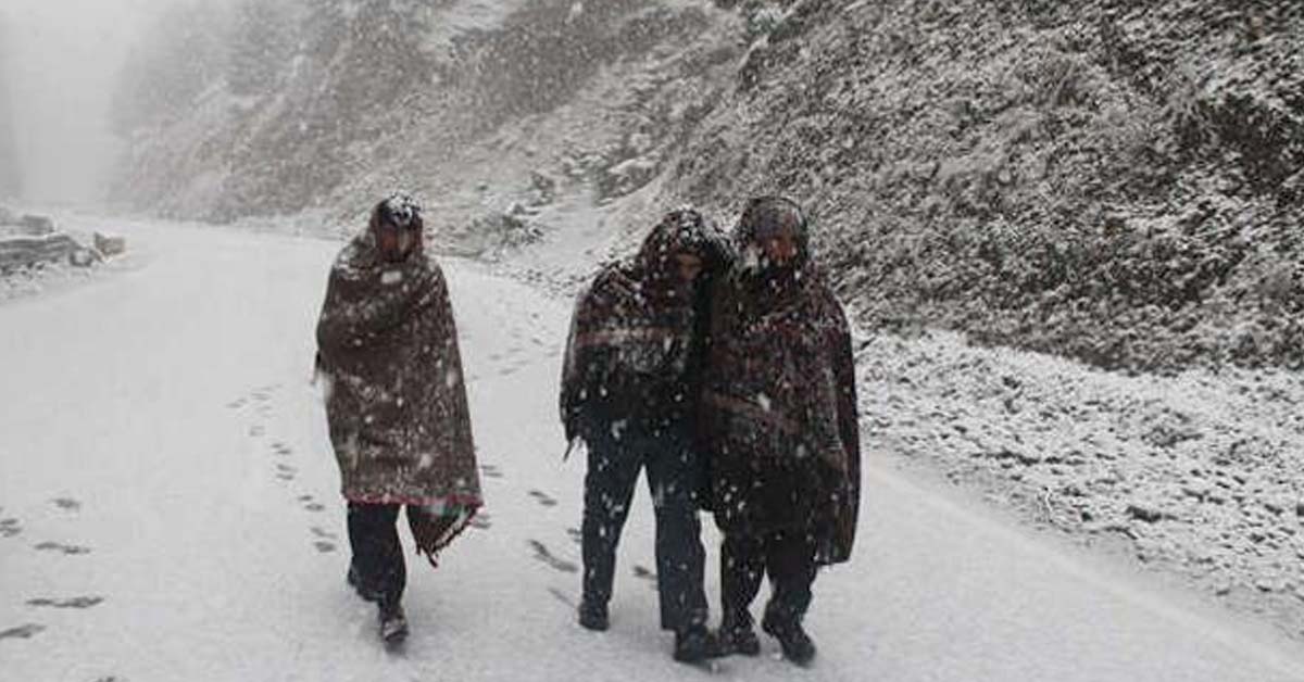 J&K Weather: कश्मीर में पड़ रही कड़ाके की ठंड, जानें तापमान