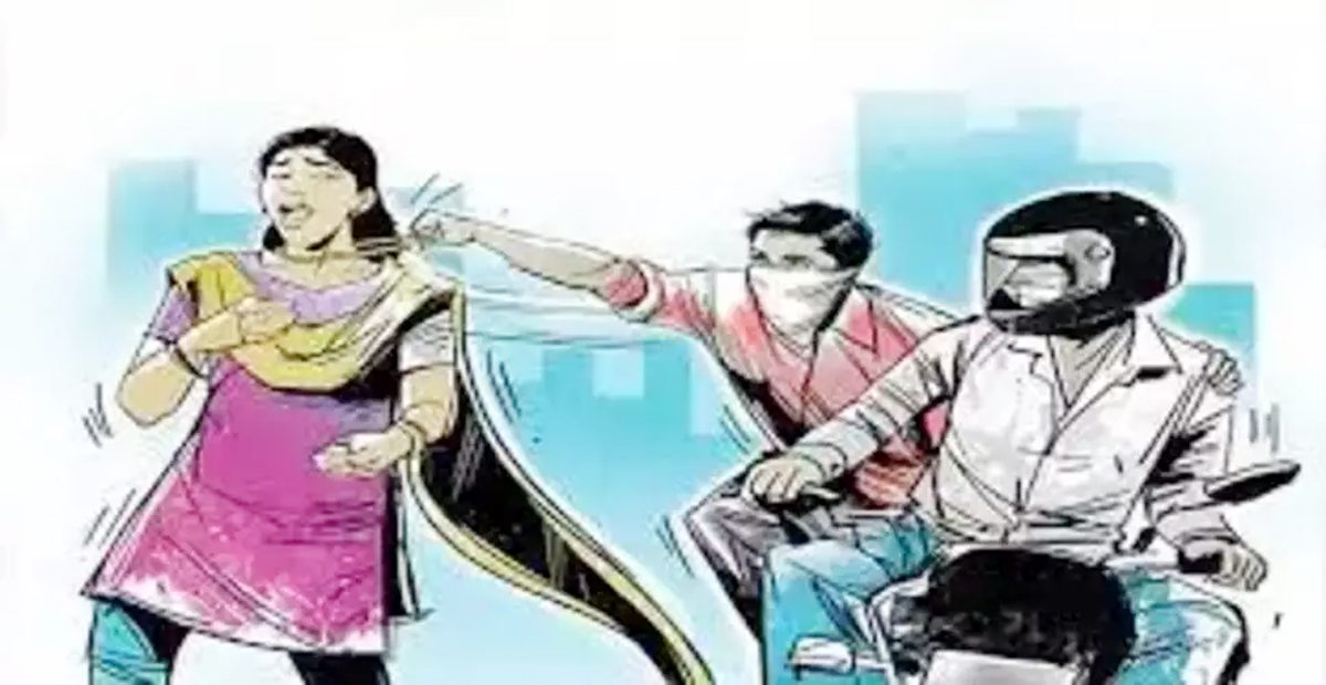 घर के बाहर बैठी महिला की बदमाशों ने तोड़ी चेन, मामला दर्ज