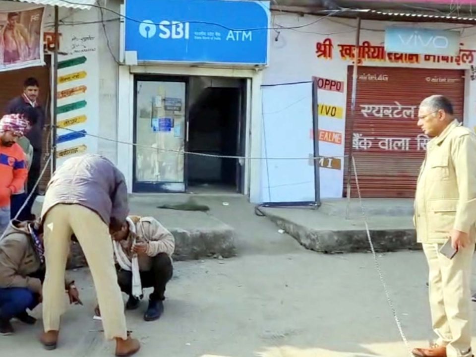 एसबीआई बैंक की एटीएम मशीन उखाड़ कर ले गए लुटेरे