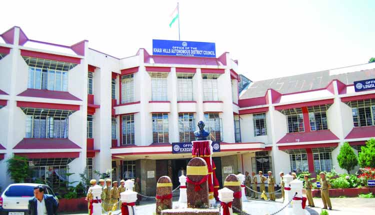 हिमा खिरिम को केएचएडीसी से कचरा संग्रहण ट्रक मिलता है