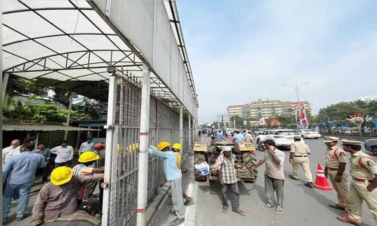 प्रगति भवन से बैरिकेड हटाए जा रहे