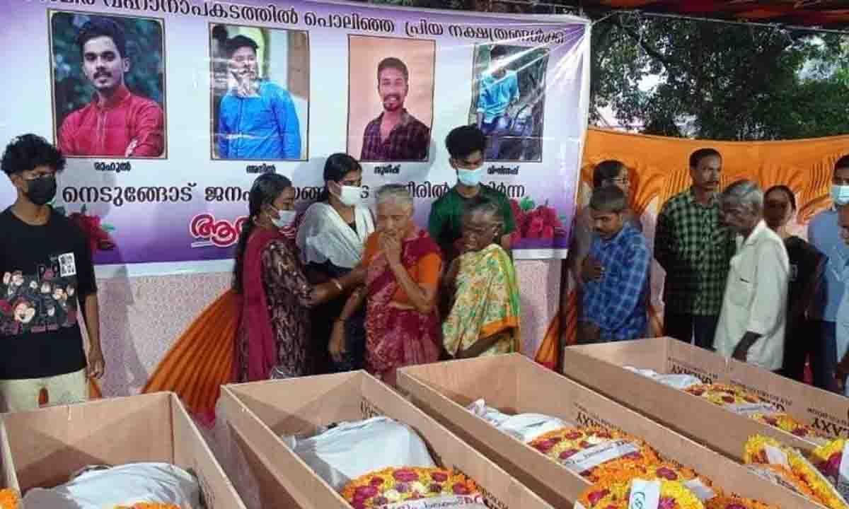 चित्तूर शोक में डूबा हुआ है क्योंकि दोस्तों, परिवार ने कश्मीर दुर्घटना के पीड़ितों को श्रद्धांजलि दी