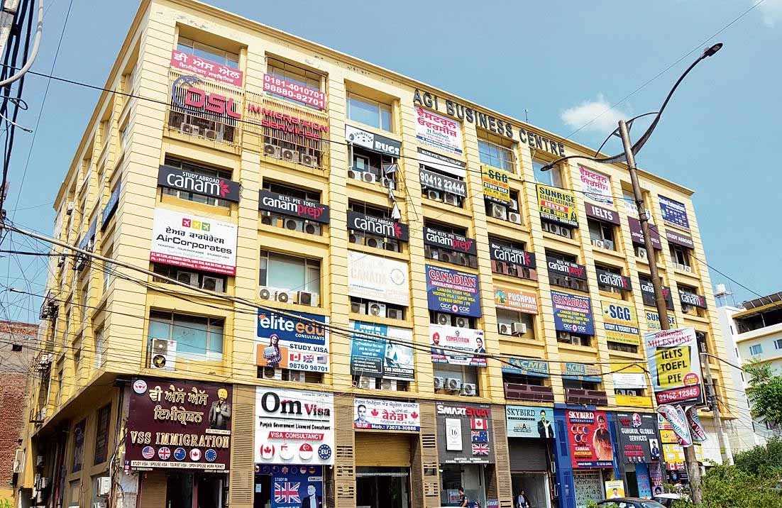 कनाडाई अध्ययन परमिट नियमों में बदलाव से विद्यार्थियों में असंतोष बढ़ गया