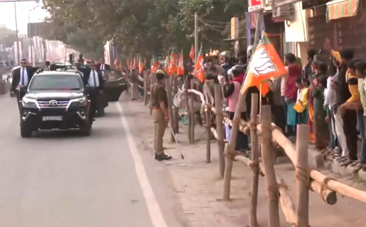प्रधानमंत्री नरेंद्र मोदी का रोड शो, पीएम के काफिले ने एंबुलेंस के लिए छोड़ा रास्ता