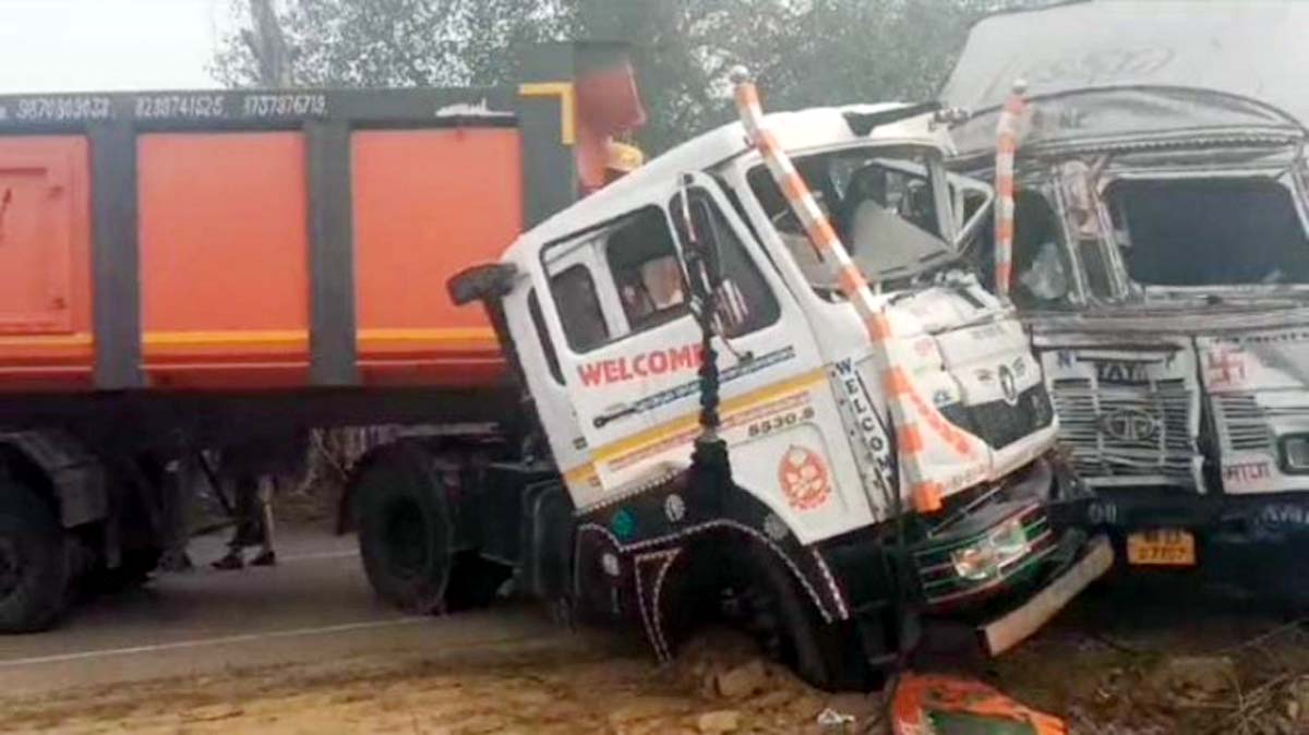 तीन डंपर आपस में भिड़े, चालक समेत दो घायल