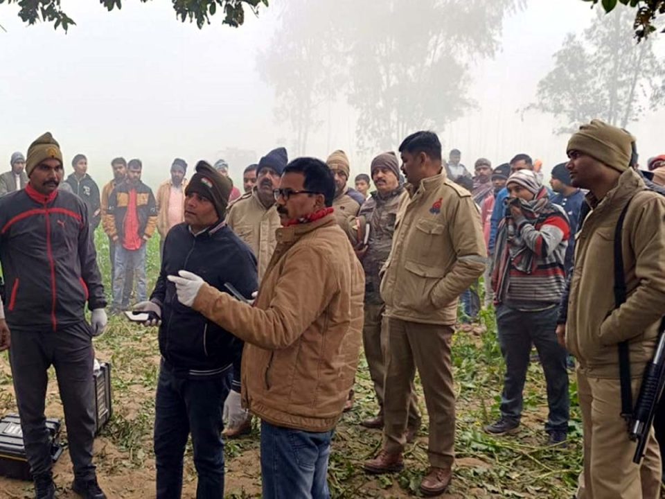 पेड़ पर फंदे से लटका मिला किसान का शव