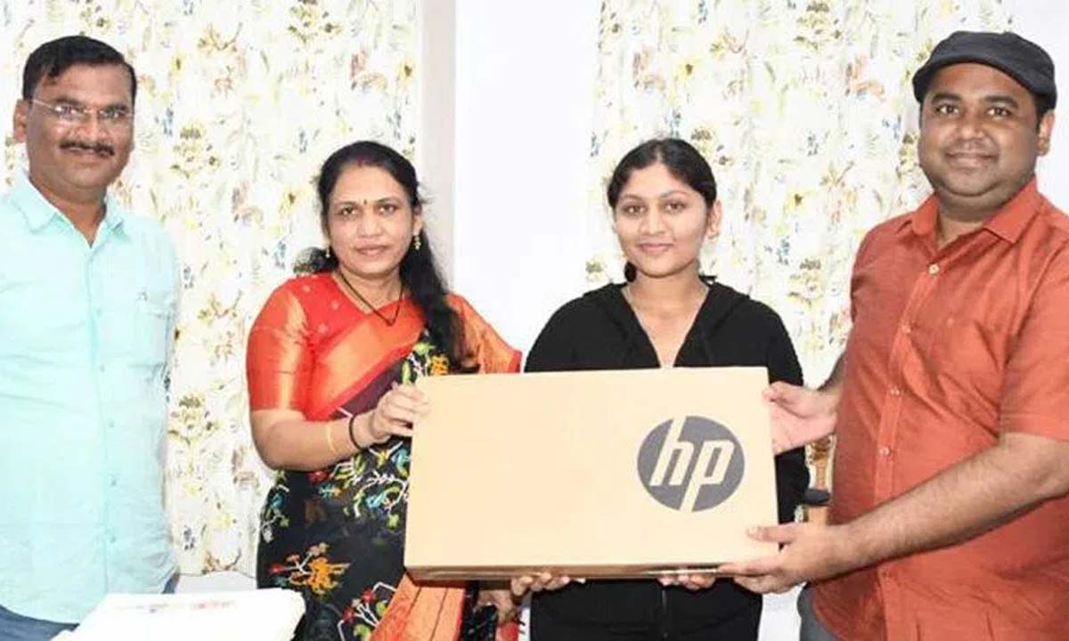 Adilabad: क्रूशियल वेलफेयर फंड के तहत तीन छात्रों को लैपटॉप मिले