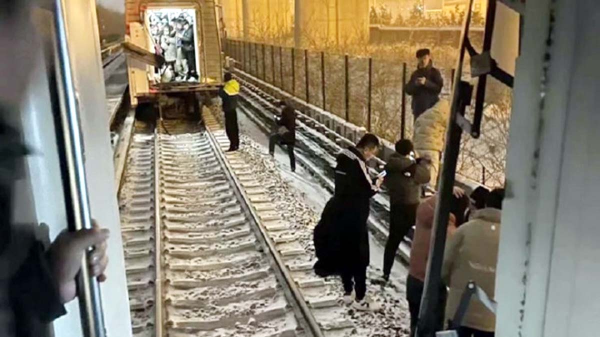 बीजिंग में भारी हिमपात के बीच रेल दुर्घटना में 515 यात्री घायल