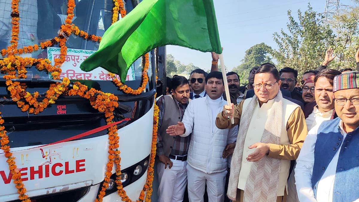 CM धामी ने वोल्वो बस को हरी झंडी दिखाकर किया रवाना