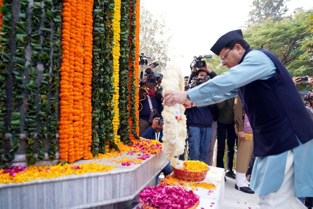 CM धामी ने विजय दिवस पर शहीदों को दी श्रद्धांजलि