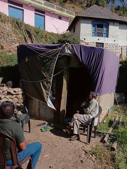 मंडी : बाढ़ में खो गए घर, तंबू में रात गुजार रहे परिवार