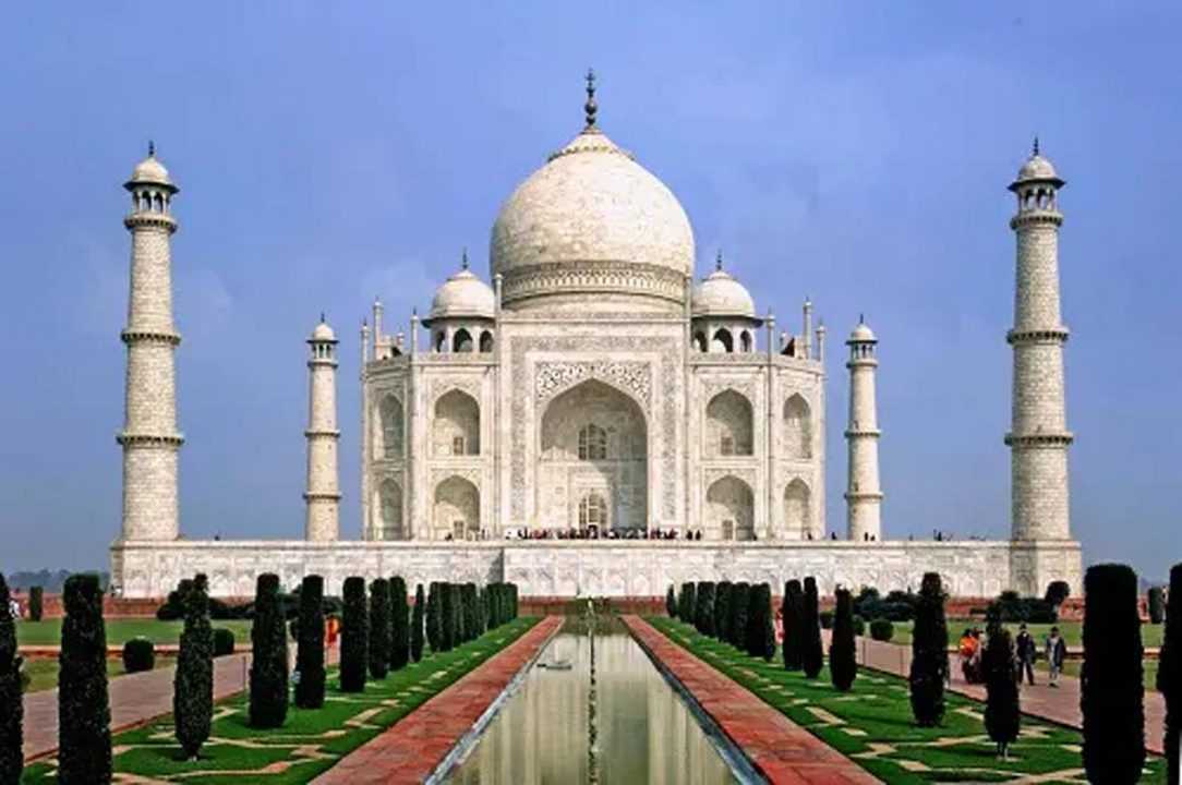 युवतियों के खिलाफ सीआईएसएफ जवानों ने लिया एक्शन, जानें ताजमहल में ऐसा क्या हुआ