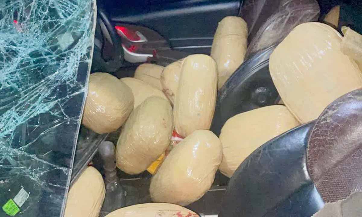 जहीराबाद में गांजा तस्करी का वाहन दुर्घटनाग्रस्त हो गया