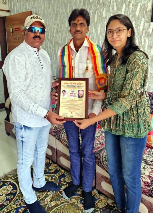 जैन समाज ने चाय वाले को किया सम्मानित