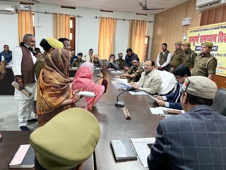 तहसील रसड़ा में जिलाधिकारी की अध्यक्षता में हुआ संपूर्ण समाधान दिवस का आयोजन