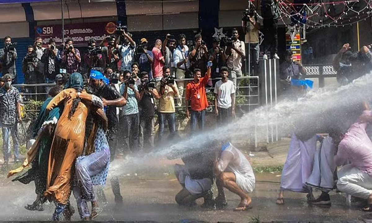 KPCC protest: वीडी सतीसन ने पुलिस कार्रवाई को बताया बर्बर